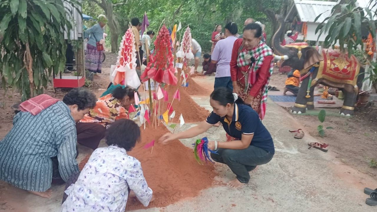 ชาวบ้านร่วมสืบสานประเพณีบุญซำฮะ ทำพิธีเลี้ยงผีปู่ตา คอหวยไม่พลาดส่อง 