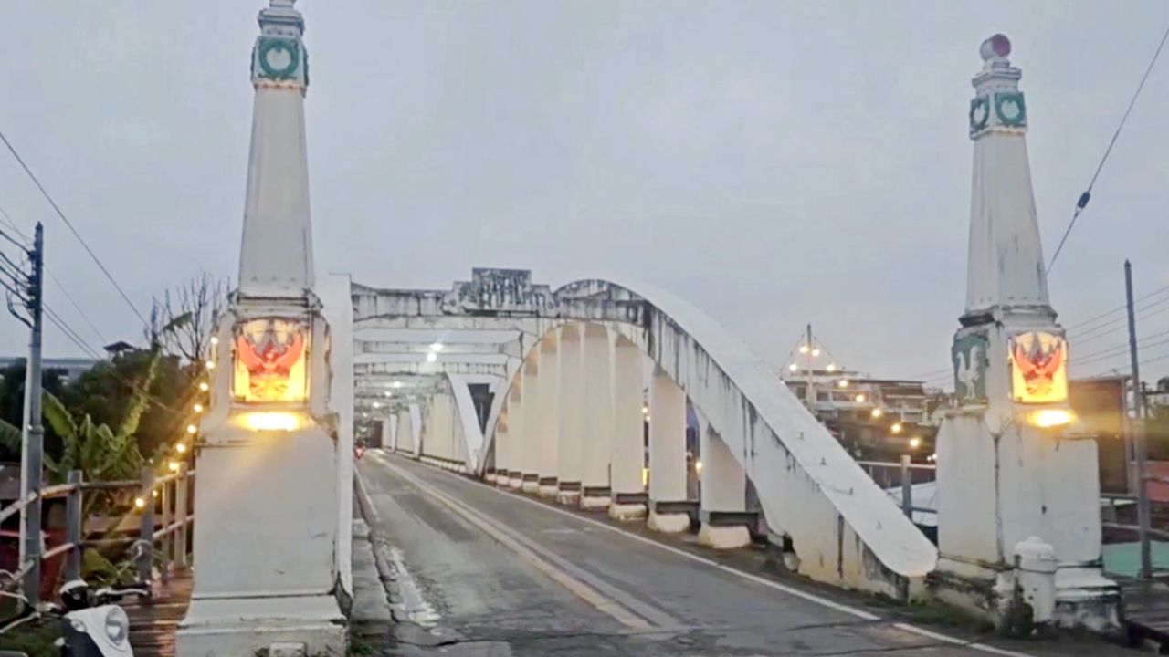ระทึกแต่เช้า รถห้องเย็นชนคานสะพานประวัติศาสตร์อายุ 100 กว่าปี จ.ลำปาง