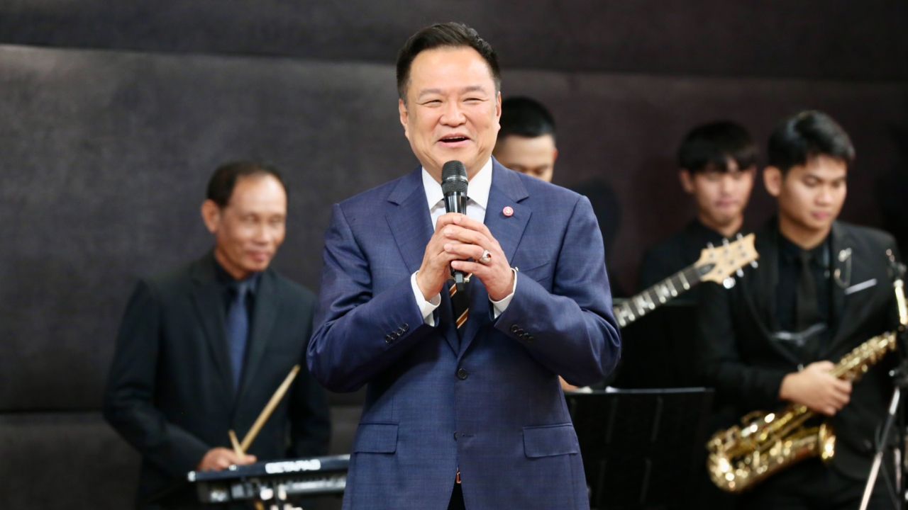“อนุทิน” โชว์ลูกคอร้องเพลง “ขอพบในฝัน” เปิดงานประกวดร้องเพลง หยอดหวานจะกลับไปร้องให้คนที่บ้านฟัง