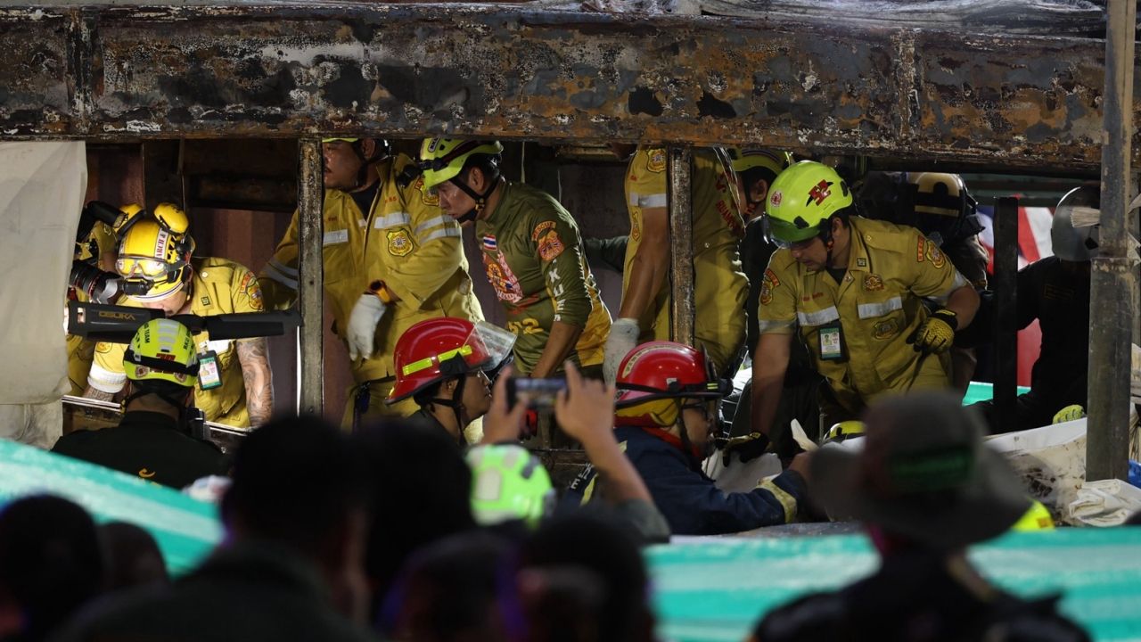 กู้ภัยเผย สภาพผู้เสียชีวิตบนรถเมล์ หลังรถไฟชน ประตูฉุกเฉินถูกเปิด