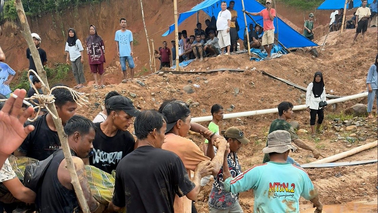 ดินถล่มเหมืองทองอินโดนีเซีย ฝังคนงานใต้ซากภูเขาดับ 9 ราย ตำรวจสั่งปิดเหมืองเถื่อน