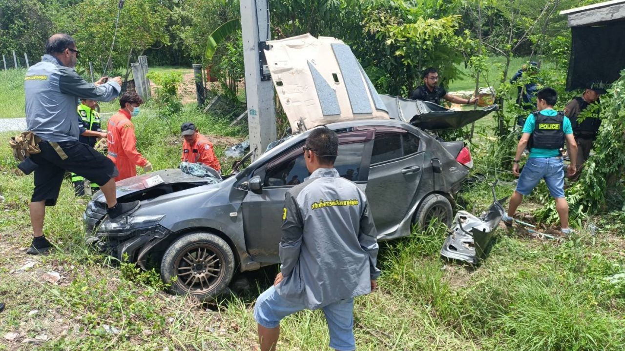 ดับ 1 สาหัส 1 แก๊งค้ายาบ้า ซิ่งหนี ตร. ชนเสาไฟ ค้นรถเจอ 2 ล้านเม็ด