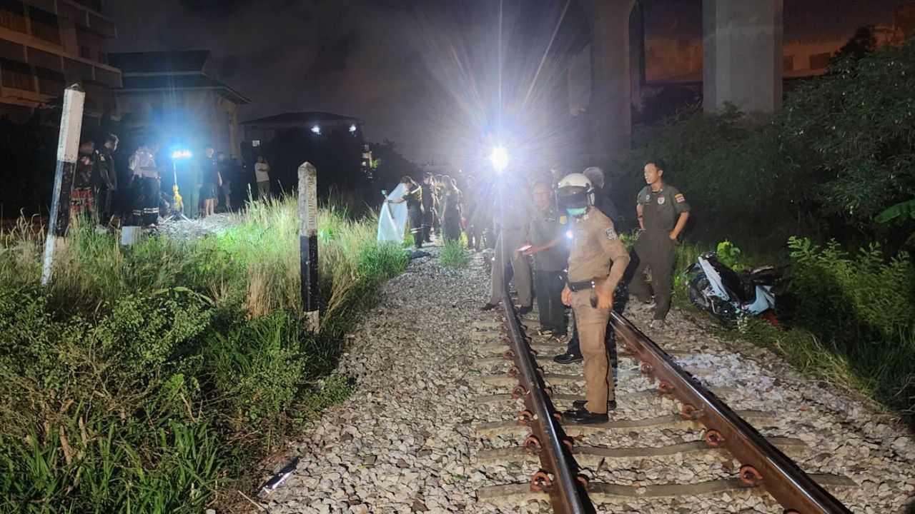 สลดกลางดึก รถไฟขนสินค้าชนสาววัย 21 ขี่ จยย. ข้ามทางรถไฟย่านลาดกระบังเสียชีวิต