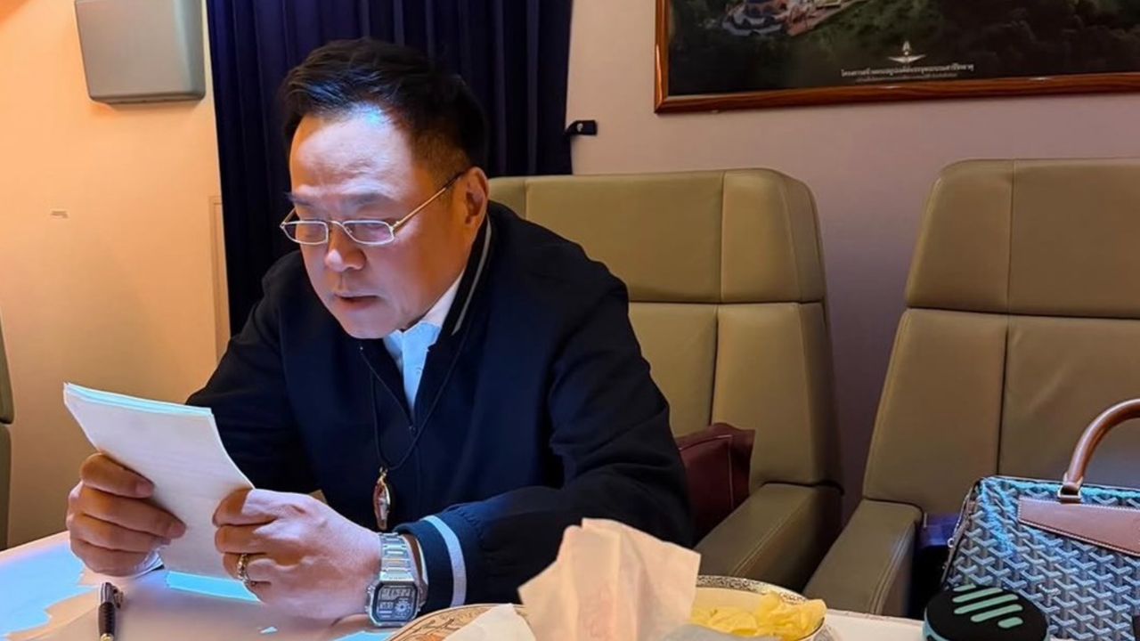 “อนุทิน” ฟิต ไม่ยอมพัก นั่งทำงานบนเครื่องบิน แม้ทุกคนหลับ