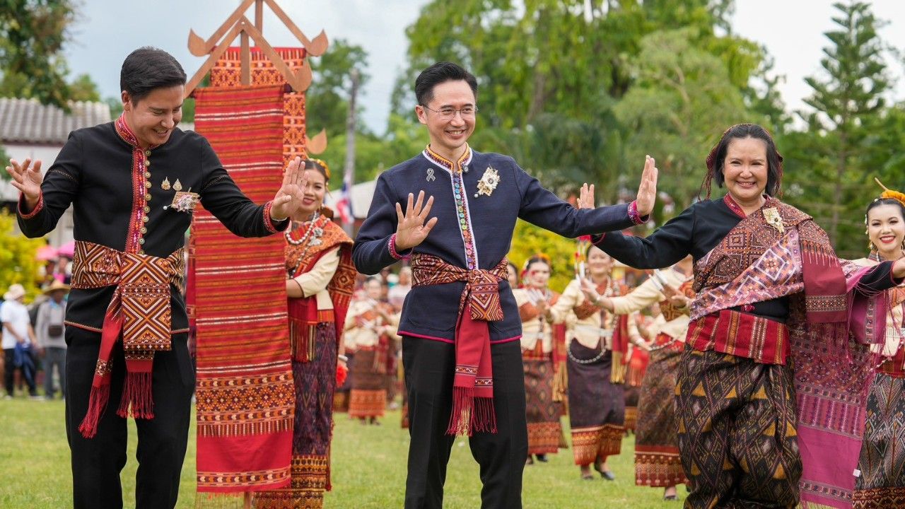 “อ.เชน” ควงครอบครัวแต่งผ้าไหมไทย ลุยเปิดงาน “บุญบั้งไฟแพรวา” กาฬสินธุ์