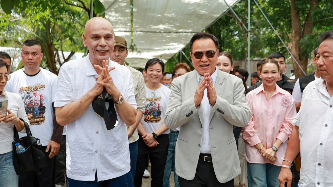 ชื่นมื่น “อนุทิน” มอบแจกันดอกไม้อวยพรวันเกิด “ชาดา” ที่บ้านด