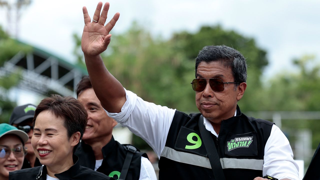 ‘ชัชชาติ’ ควง ‘แสนดี’ อ้อนฝั่งธนฯ กางแผนชูนโยบายสูงวัย ไฟฟ้าส่องสว่าง