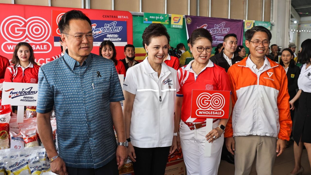 “อนุทิน” ควง “ศุภจี” คิกออฟไทยช่วยไทย จำหน่ายสินค้าราคาประหยัด “สุพัฒน์” สส.ปชน. โผล่ต้อนรับ