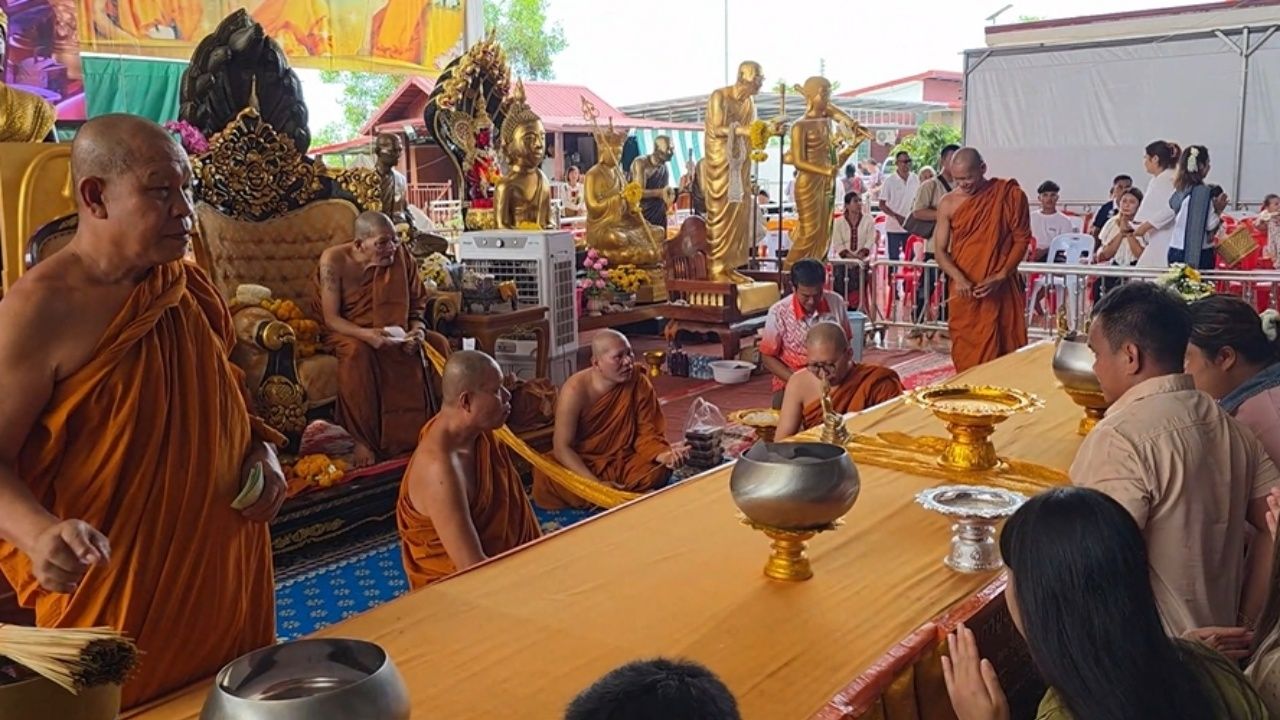 สาธุชนหลั่งไหล เดินทางจากทั่วสารทิศ เข้ากราบไหว้ 
