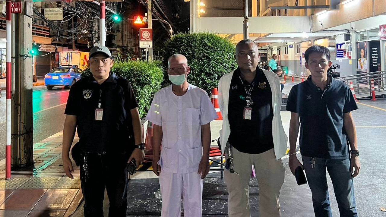 พบตัวแล้ว “พระครูปลัดสมบัติฯ” เจ้าอาวาสวัดสนามไชย สวมชุดขาว โผล่ สน.บางรัก