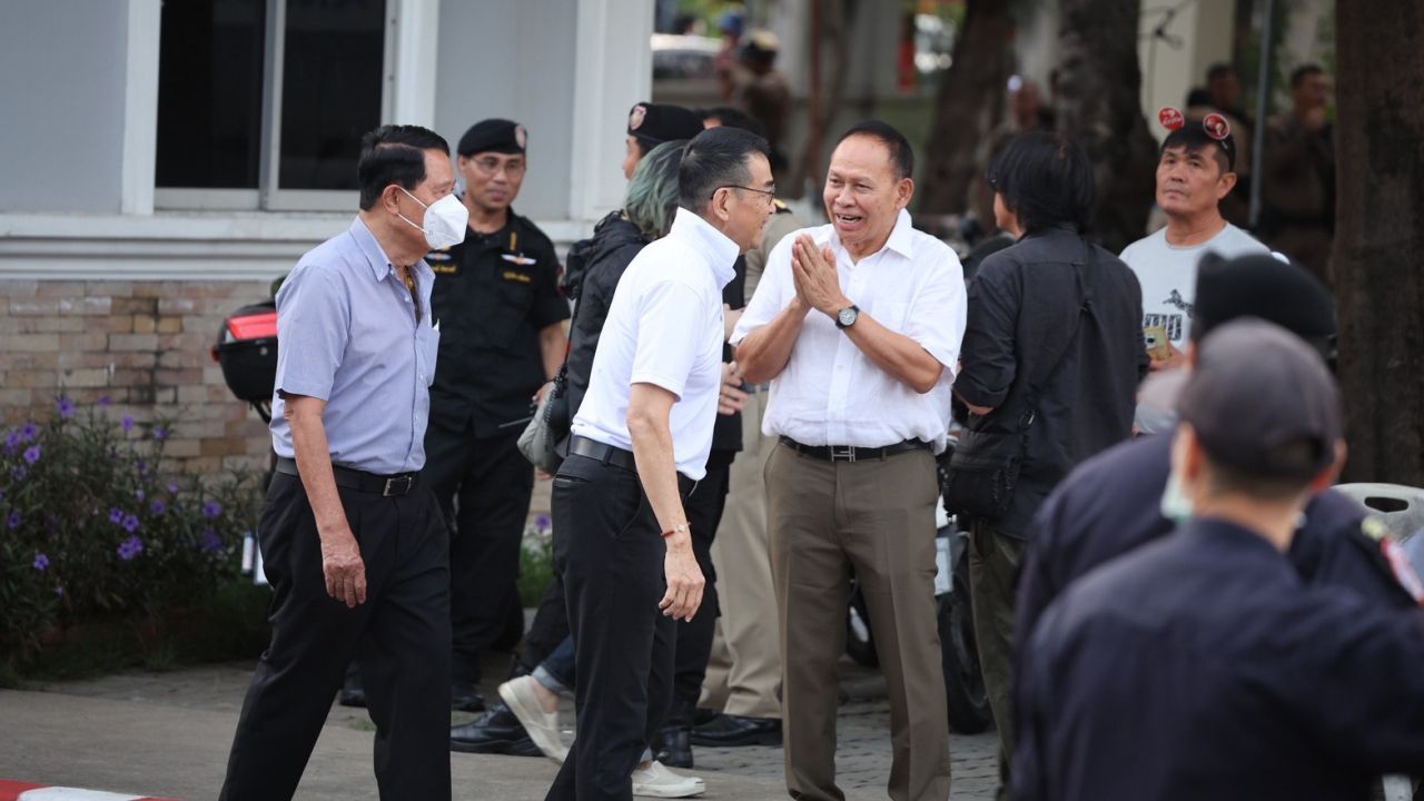 ทนายวิญญัติ-แกนนำพรรคเพื่อไทย ทยอยมารับ “ทักษิณ ชินวัตร” ออกจากเรือนจำ
