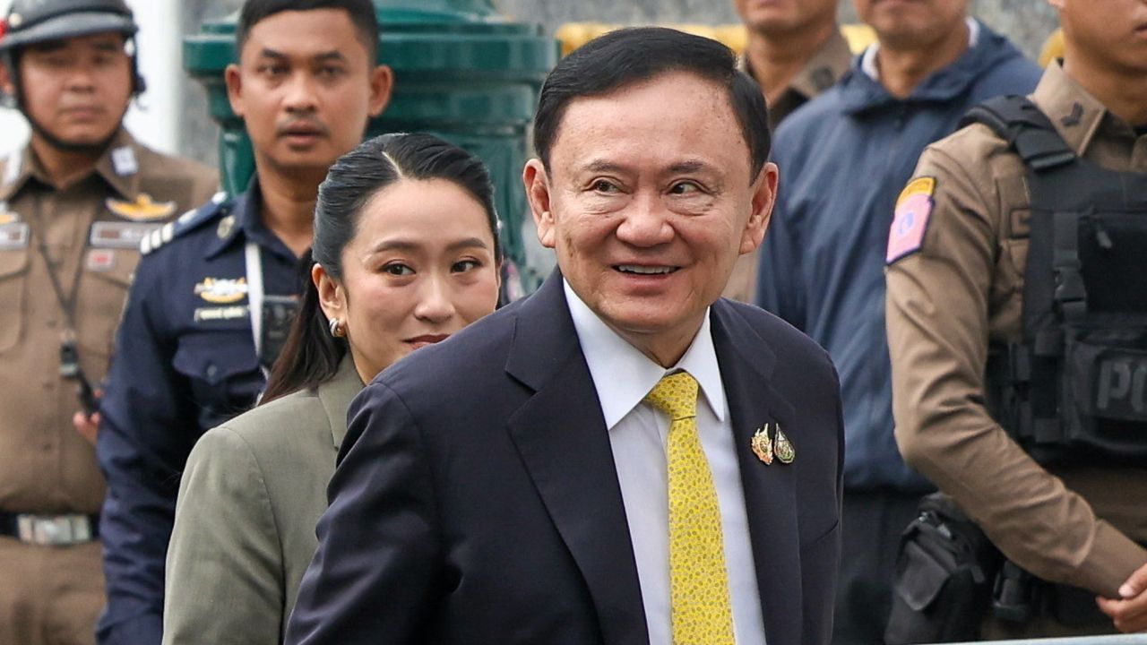 ถ่ายทอดสด “ทักษิณ ชินวัตร” พักโทษ นาทีออกจากเรือนจำ กลับบ้านจันทร์ส่องหล้า