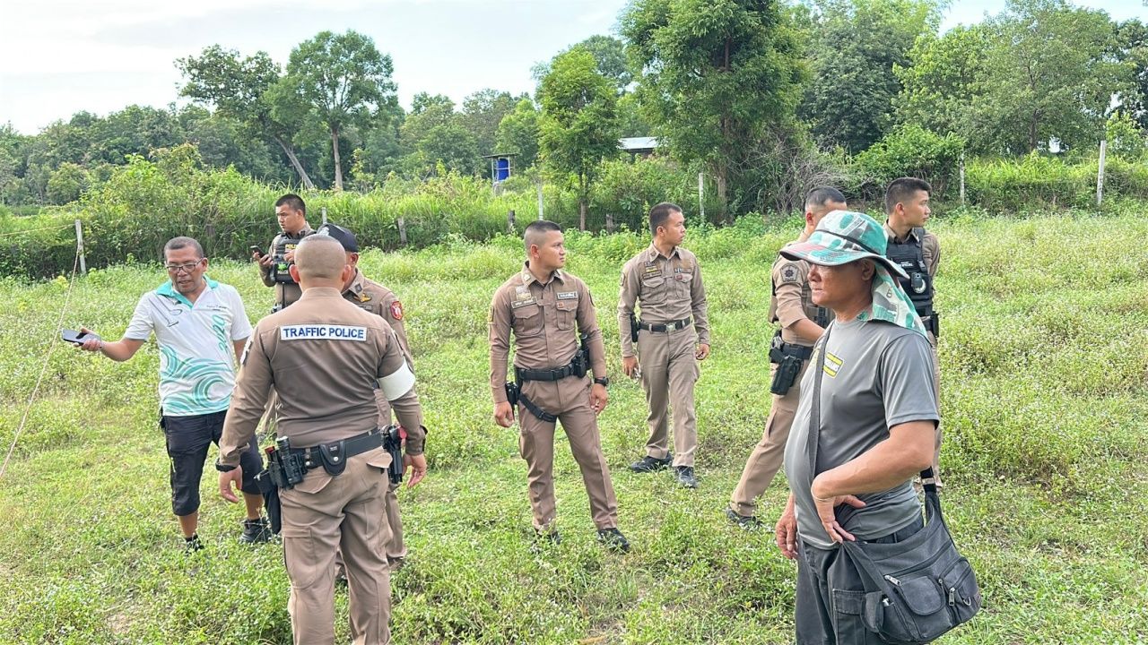 ชายคลั่งที่กาฬสินธุ์ คว้ามีดไล่ฟันตำรวจ "ร.ต.อ." สะดุดล้มจวน