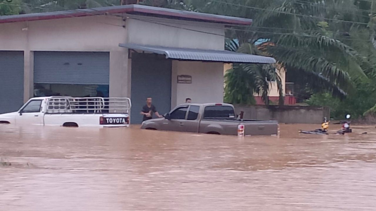ฝนตกหนัก ปภ.แจ้งเตือนน้ำคลองกลางจ่อล้นตลิ่ง คาดทะลักท่วม 2 อ