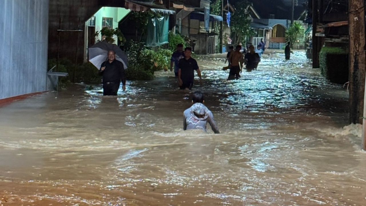 กระบี่ฝนตกหนัก น้ำทะลักเข้าท่วมชุมชน ต้องอพยพชาวบ้