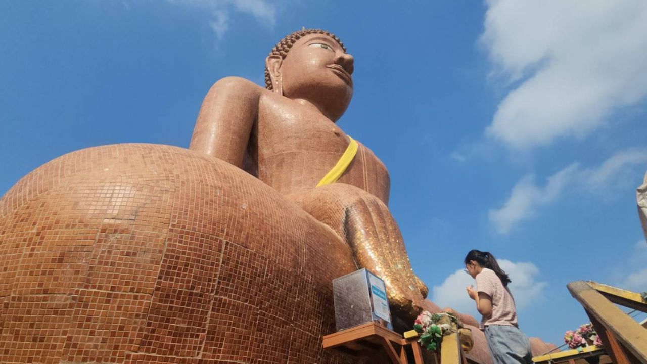 ขายที่ดินได้สมใจ รีบมาแก้บน “หลวงพ่อสมหวัง” ไม่พลา