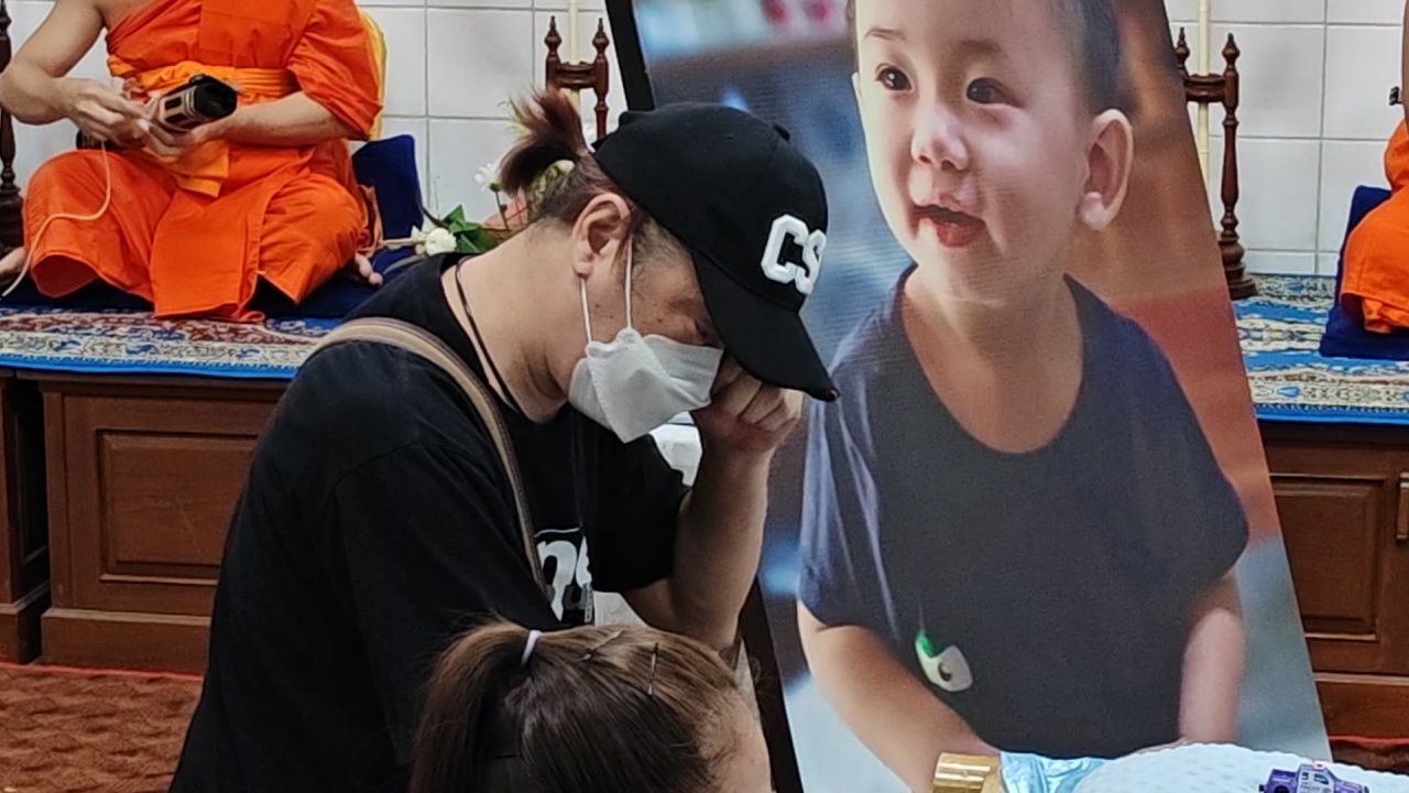 สุดเศร้า "พ่อน้องเติมฝัน" ยังทำใจไม่ได้ รดน้ำศพลูก