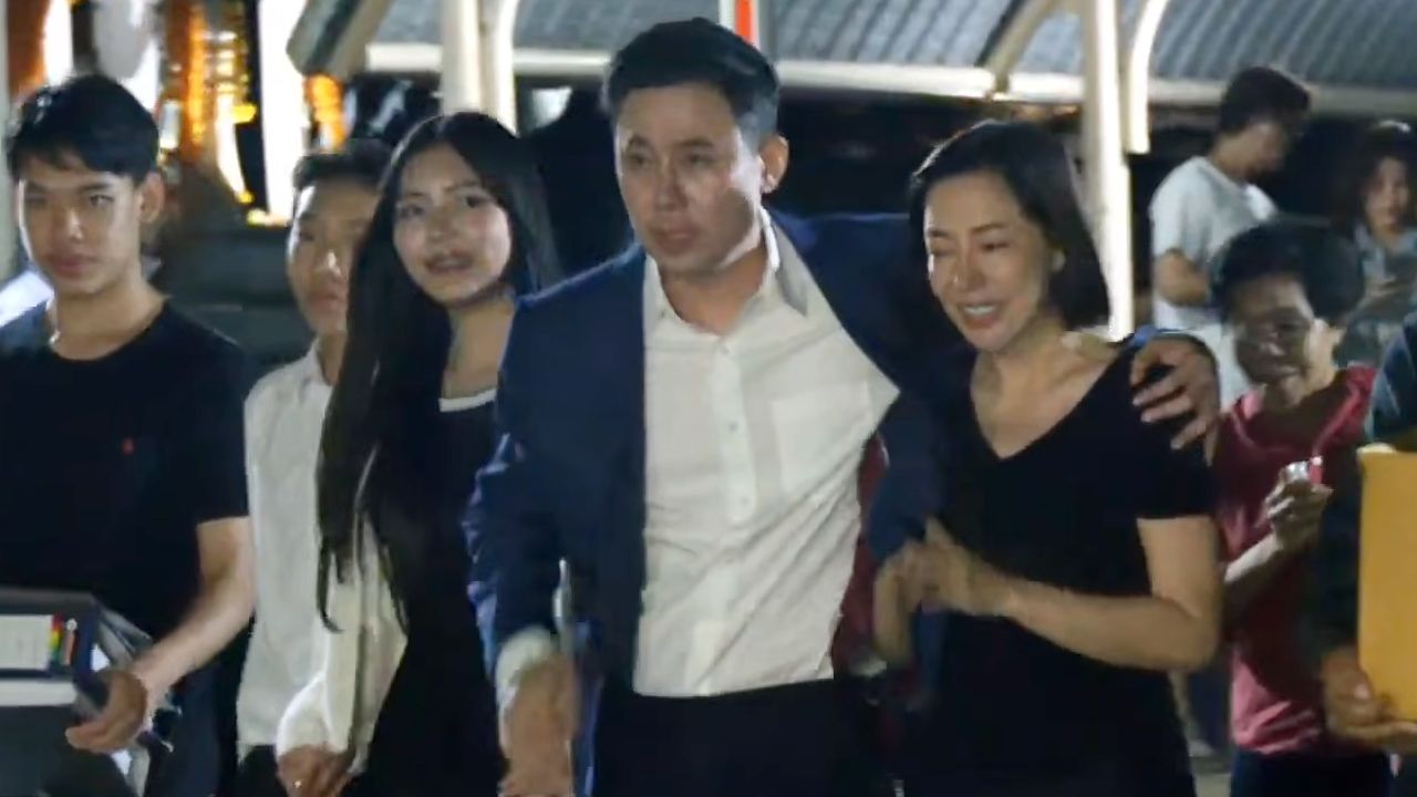 เปิดภาพ "ทนายตั้ม" สวมกอดภรรยา-ครอบครัว หลังศาลอนุญาตให้ประก
