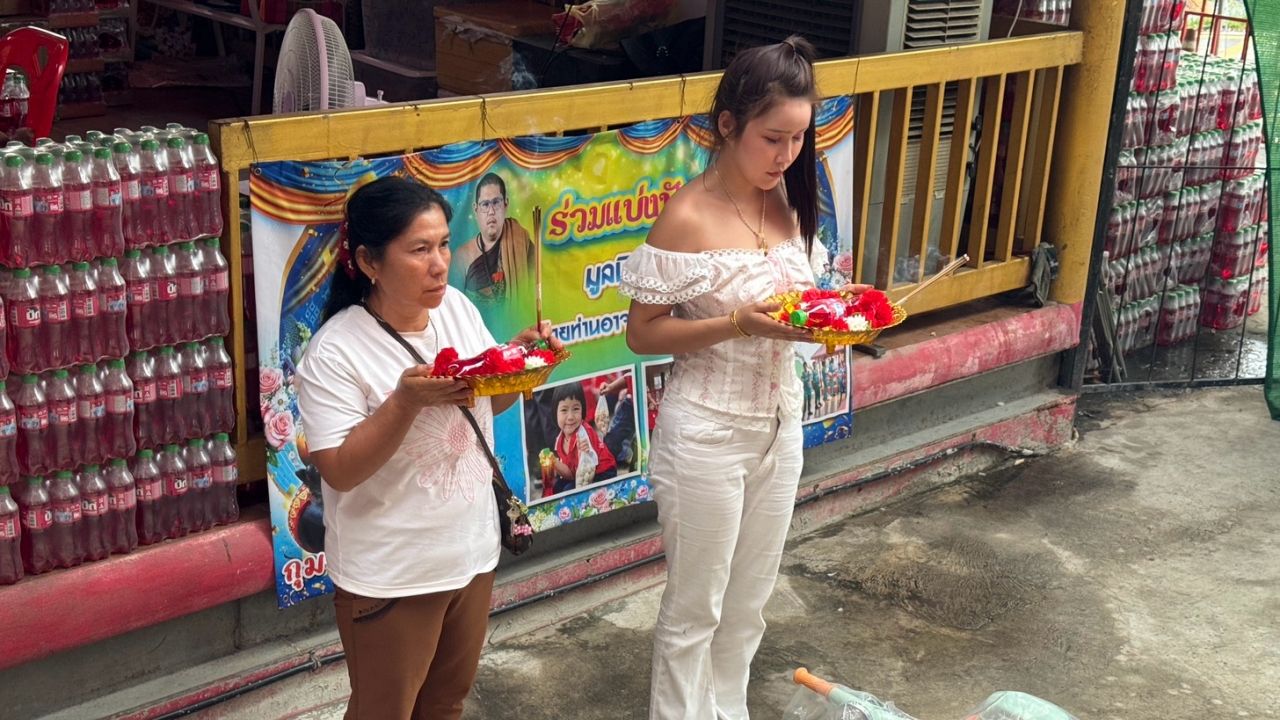 สาวดวงเฮง แก้บนกุมารทองเจ้าสัวเฮง หลังได้โชคหลักแสน 4 งวดติด