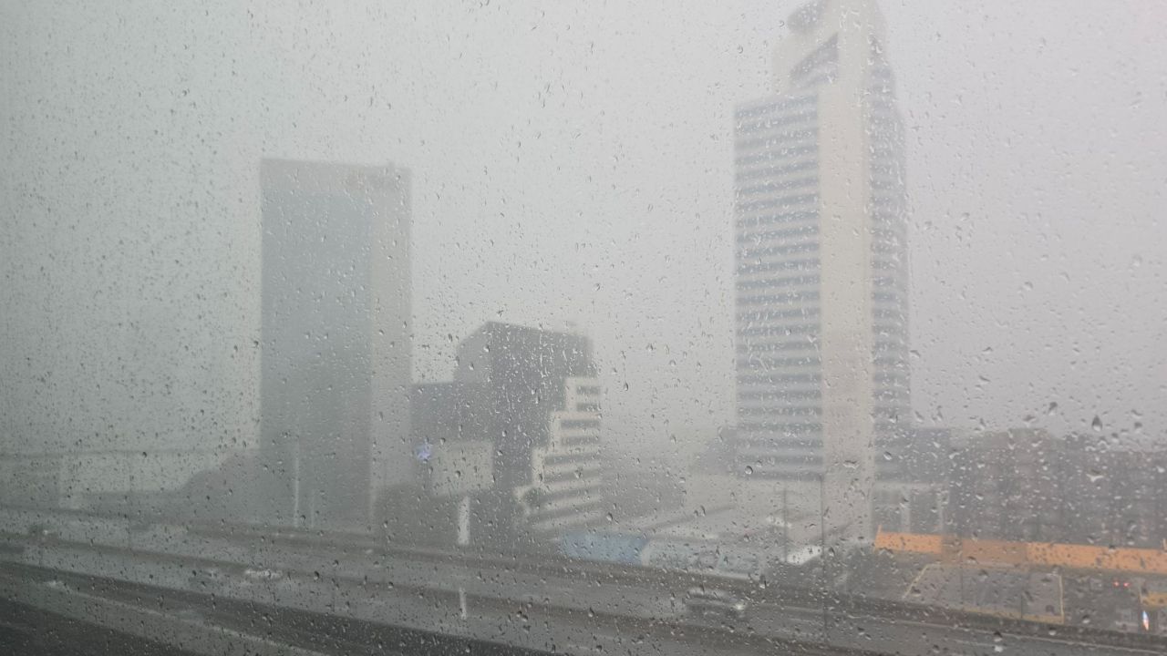 กรุงเทพฯ ชุ่มฉ่ำ ฝนตกหนักหลายพื้นที่ มาตรงเวลาคนกำลังเลิกงาน