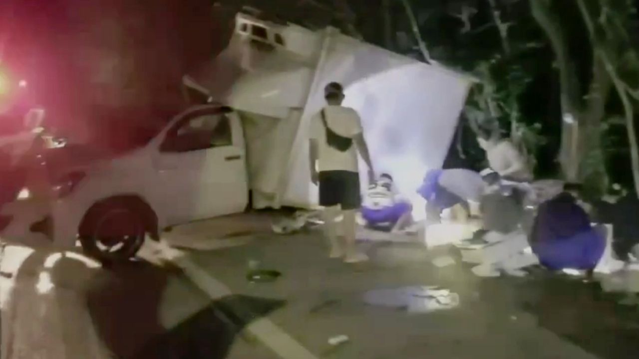 ห้ามไม่ฟัง รถขนกุ้งพลิกคว่ำที่ลำปาง เจอชาวบ้านรุมแย่งไปเกือบหมด เสียหายกว่า 3 แสน