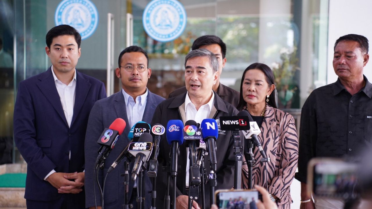 “อภิสิทธิ์” แนะเก็บเงินโรงกลั่นน้ำมันลิตรละ 3 บาท แทนผลักภาระให้ประชาชน