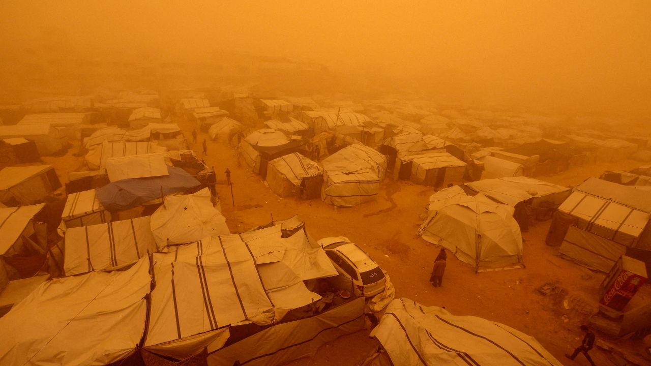 พายุทรายถล่มกาซา ท้องฟ้ากลายเป็นสีส้ม ส่งผลต่อผู้พลัดถิ่น