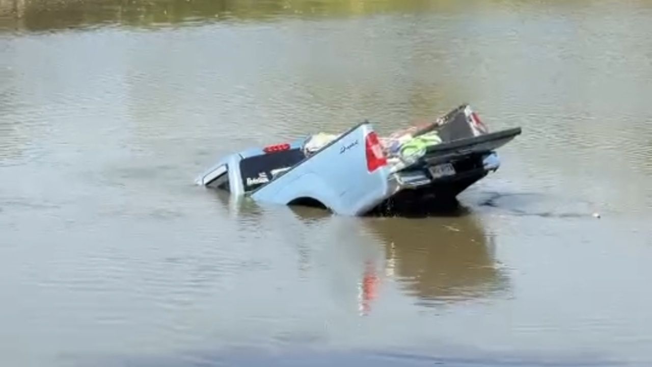 ชาวบ้านแห่ส่องเลขทะเบียนรถกระบะตกน้ำ หลังเจ้าของเผยเคยให้โชคมาแล้ว 3 งวด