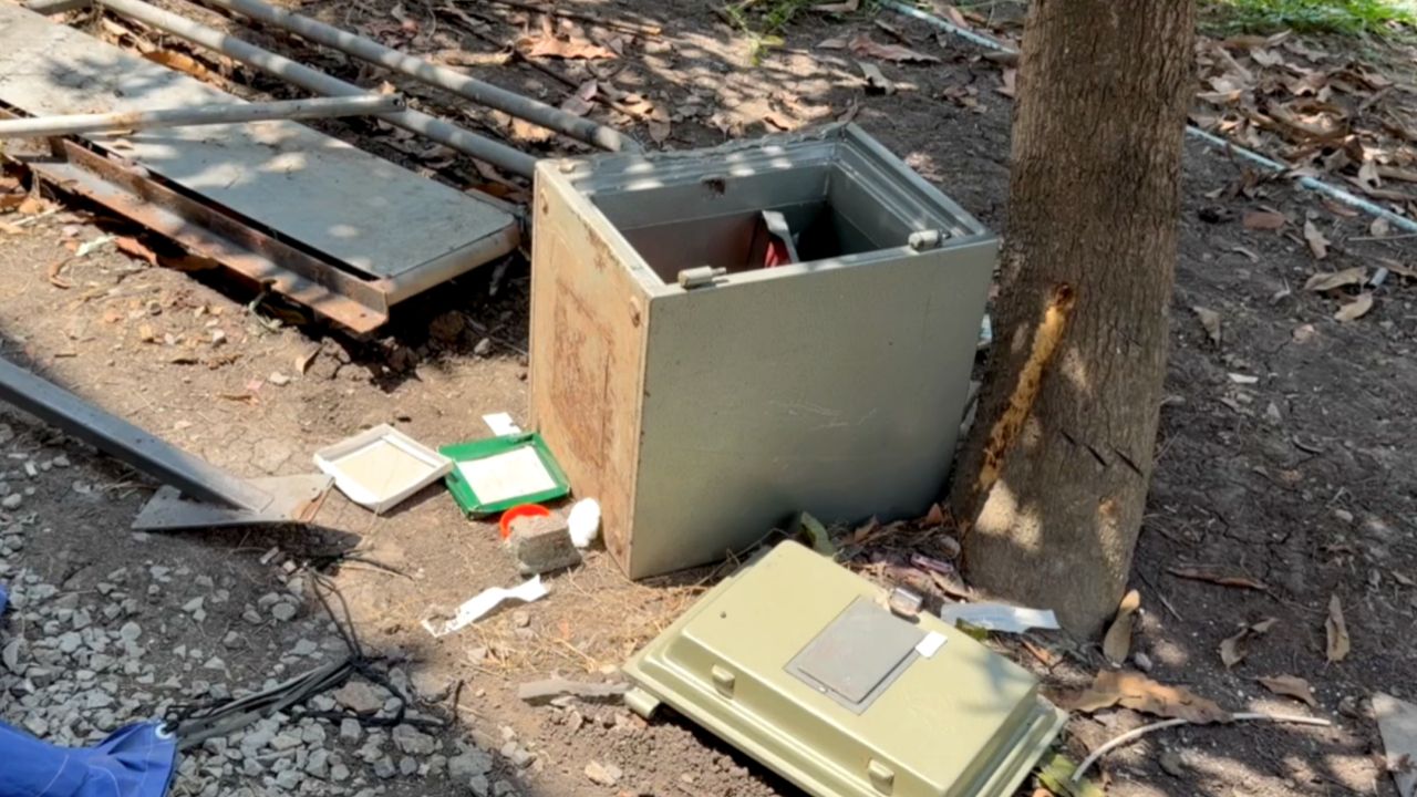 ชาวนาช้ำ โจรงัดตู้เซฟกวาดทอง 17 บาท เงินแสนสะสมมาทั้งชีวิตหายเกลี้ยง