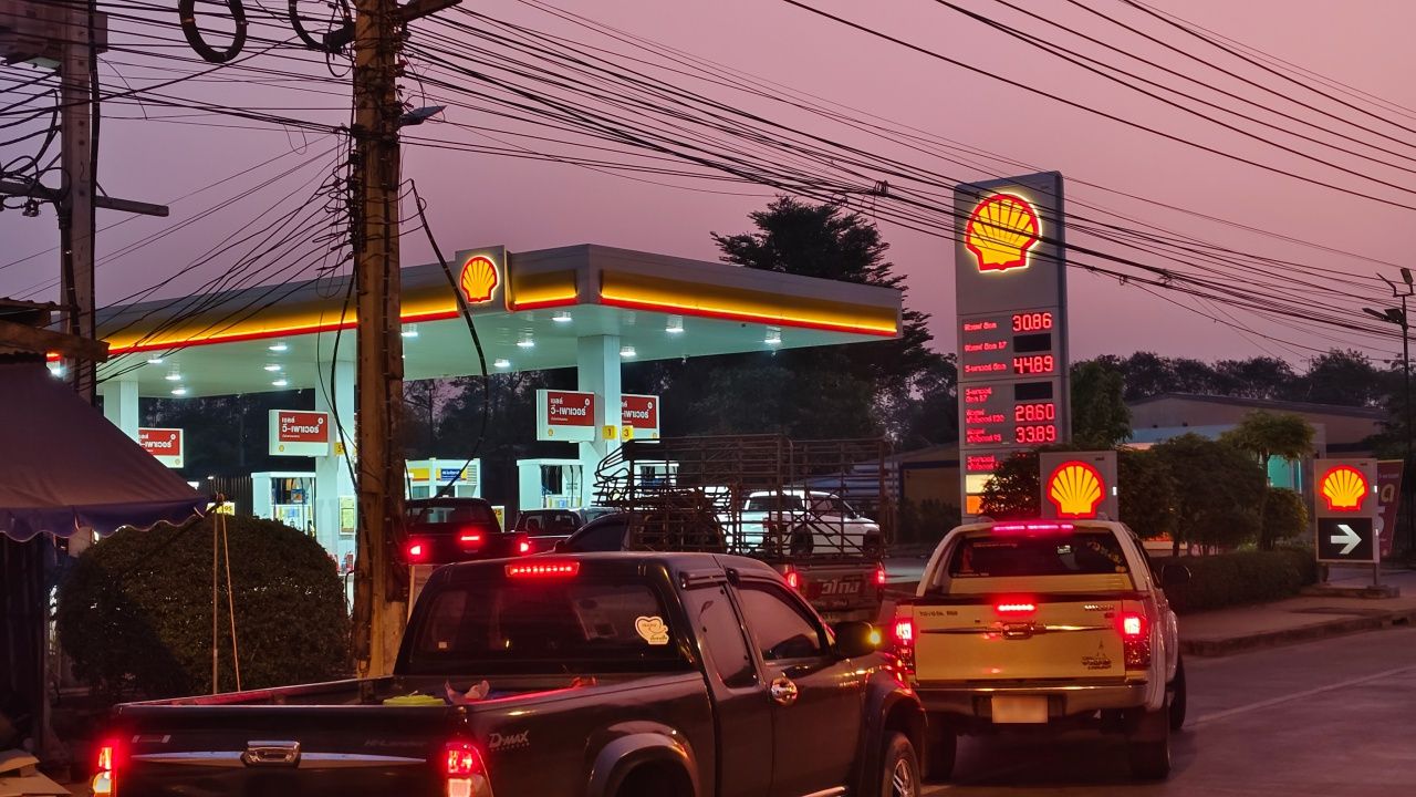 นครราชสีมา ปชช.แห่ต่อคิวเติมน้ำมันแม้ราคาขึ้น