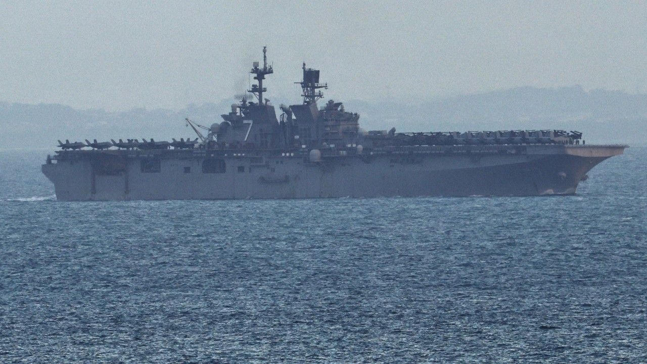 เรือรบสหรัฐ USS Tripoli มุ่งหน้าตะวันออกกลางผ่านช่องแคบมะละกา