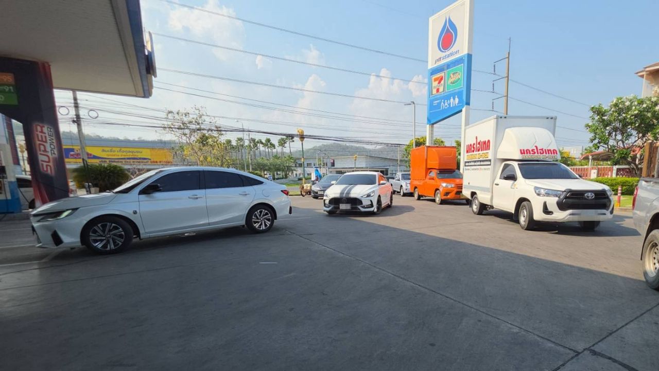หวั่นน้ำมันขึ้นราคา 18 มี.ค. 69 คนแห่นำรถเติมน้ำมันแน่นปั๊ม