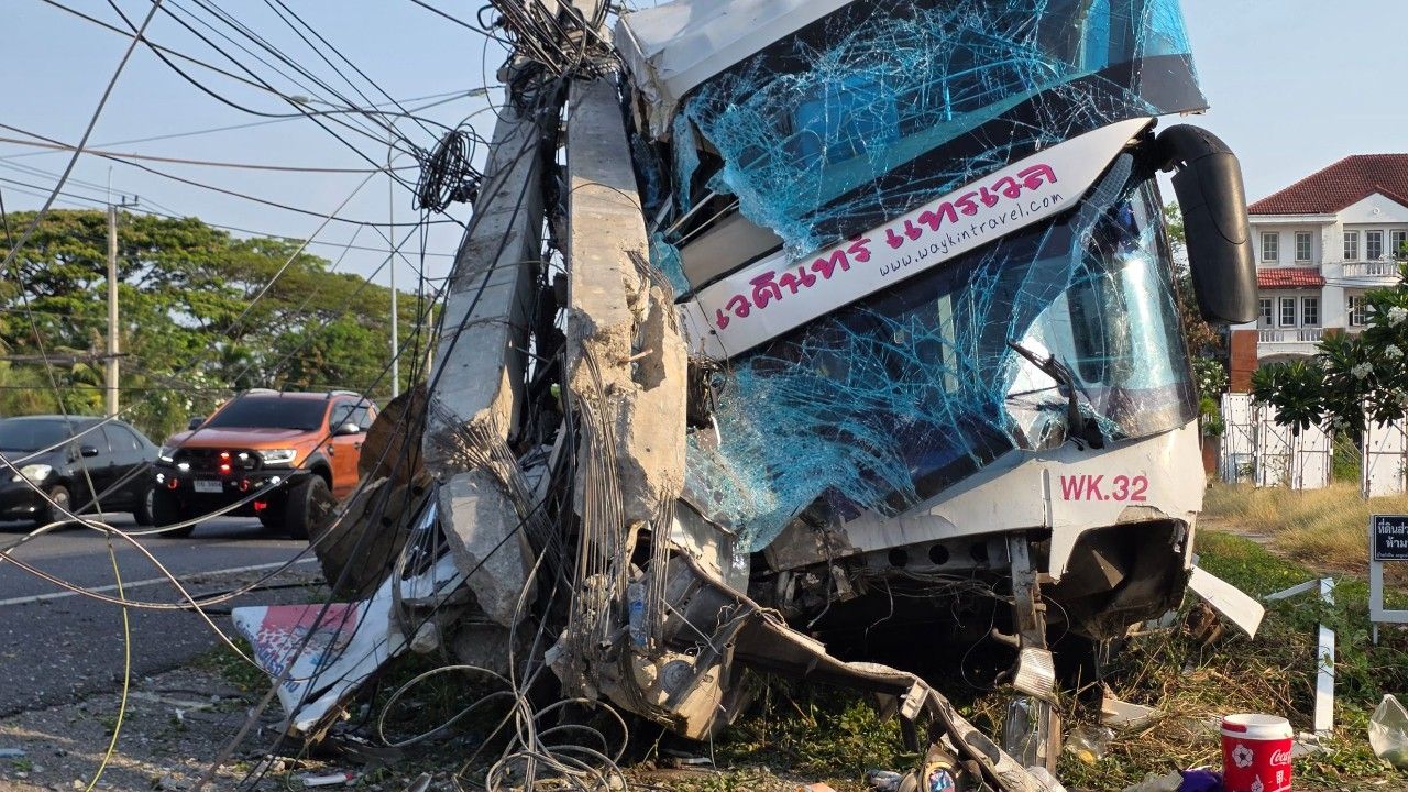 รถทัวร์แสวงบุญ พานักท่องเที่ยวไหว้พระ 9 วัดที่ประจวบฯ เสียหลักชนเสา เจ็บ 19 คน