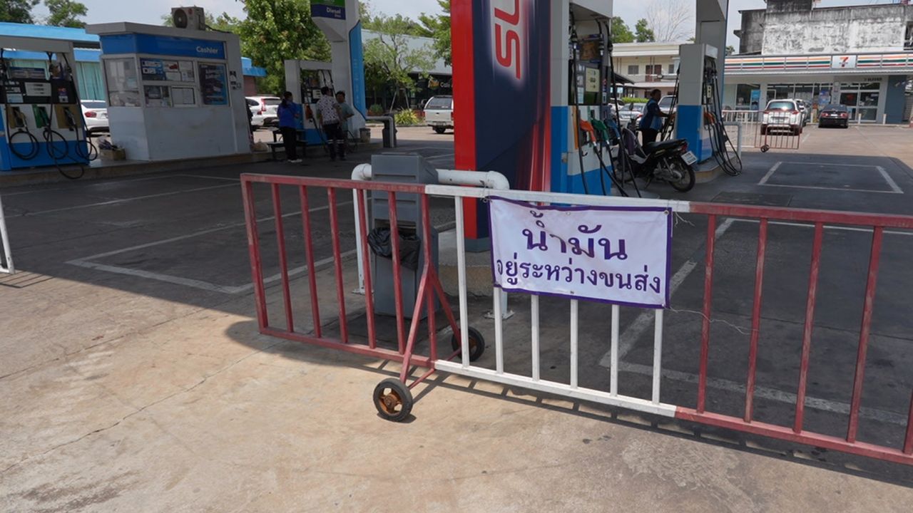 น้ำมันไม่มีก็ต้องปิด ปั๊มขึ้นป้ายน้ำมันหมด รถพยาบาล-กู้ภัย ให้เติมครั้งละ 1,000 บาท