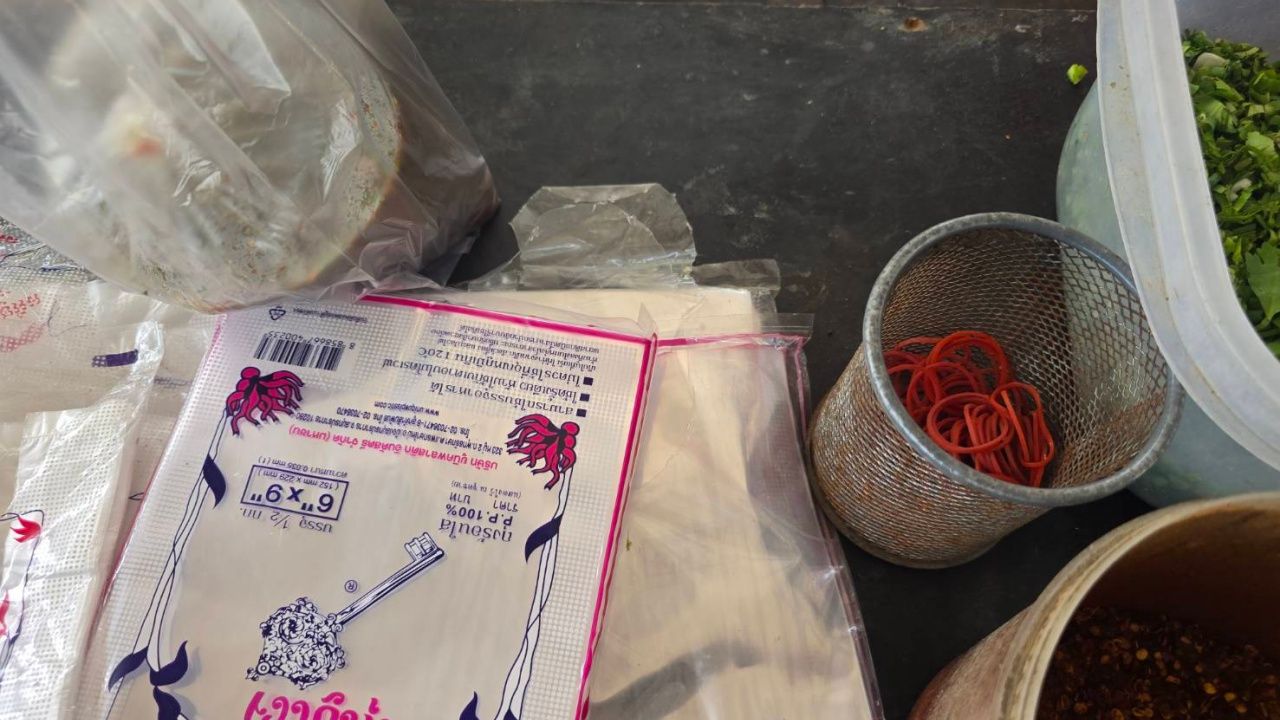 "ถุงพลาสติก-ยางรัด" เริ่มขึ้นราคา พ่อค้าร้านลาบเชื่อ ต้นทุนวัตถุอาจปรับเพิ่มตาม