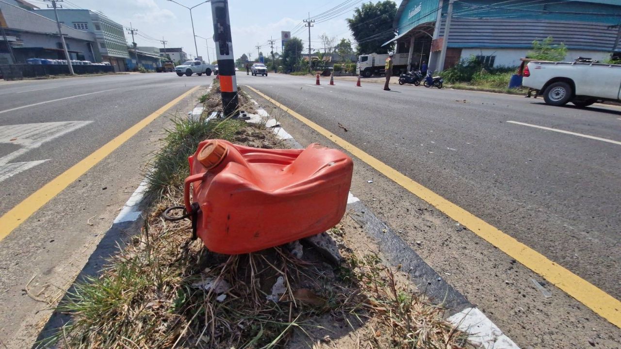 ชายอายุ 73 ปี ขี่มอเตอร์ไซค์หาซื้อน้ำมัน ถูกกระบะชนเสียชีวิต