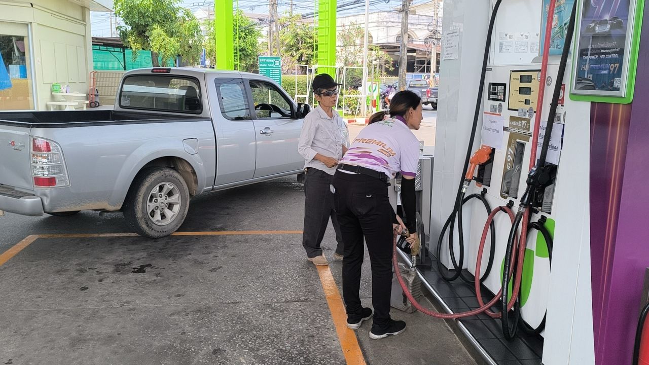น้ำมันหมด เบนซิน-ดีเซล เหลือแต่เกรดพรีเมียม คนจำใจเติมเพราะไม่มีทางเลือก