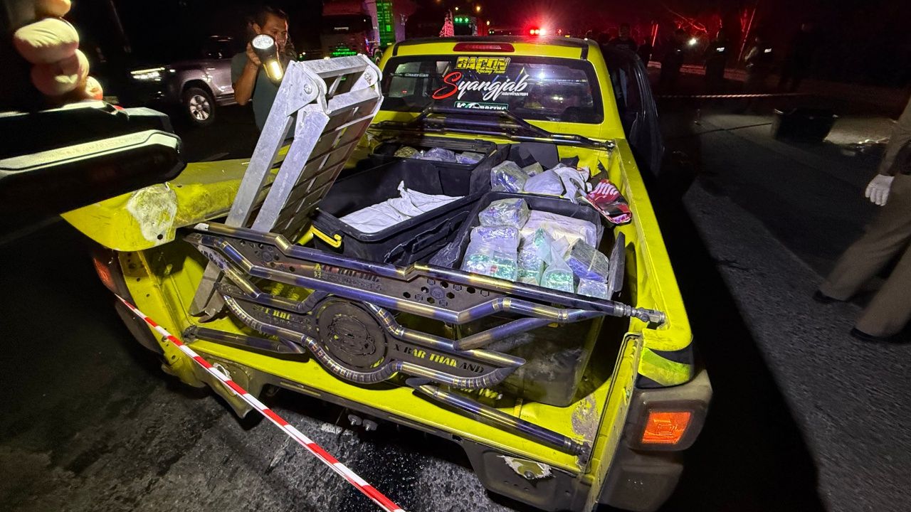 กระบะแต่งซิ่งขนยาบ้า 2.4 ล้านเม็ด แหกด่านตำรวจในนครราชสีมา