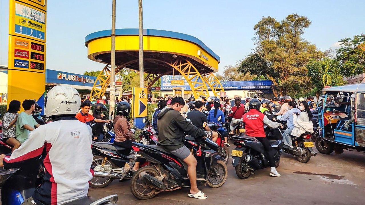 วิกฤตน้ำมันในลาวทวีความรุนแรง ประชาชนต้องรอคิวเติมนานหลายชั่วโมง