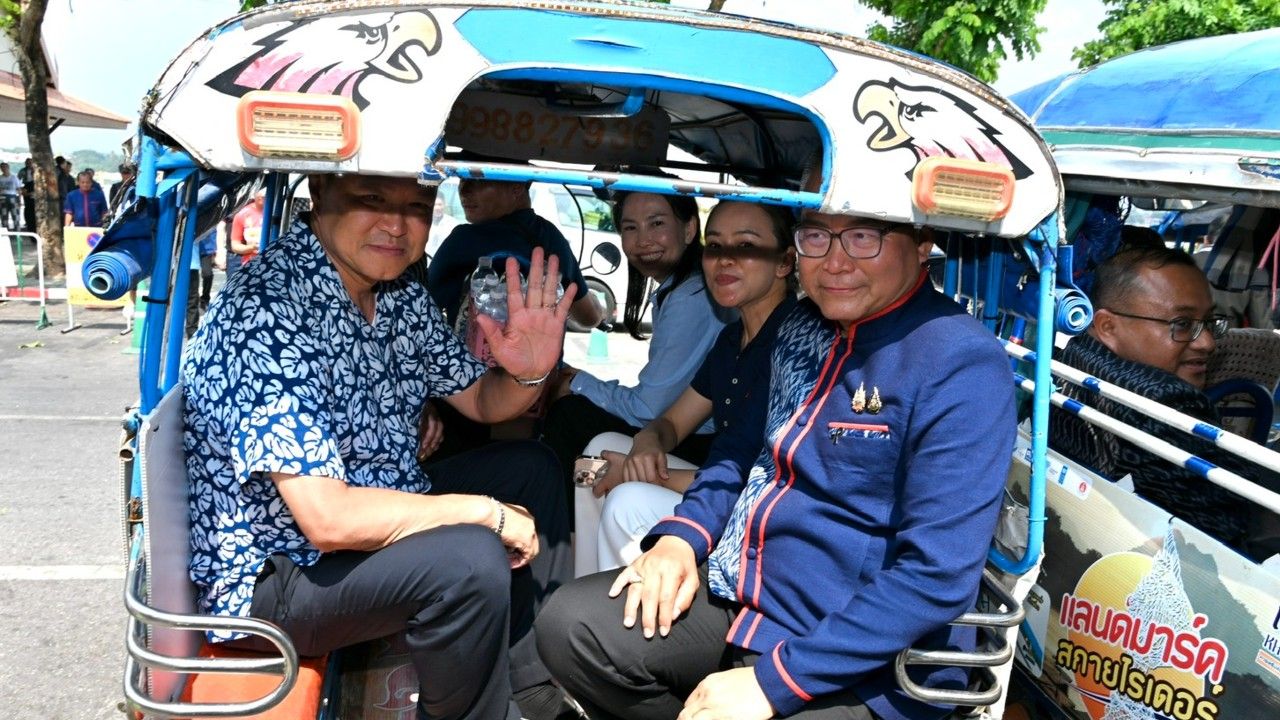 “อนุทิน” นั่งรถสามล้อเครื่อง Carpool ลดใช้พลังงาน ทัวร์งาน  “DNA นครพนม”