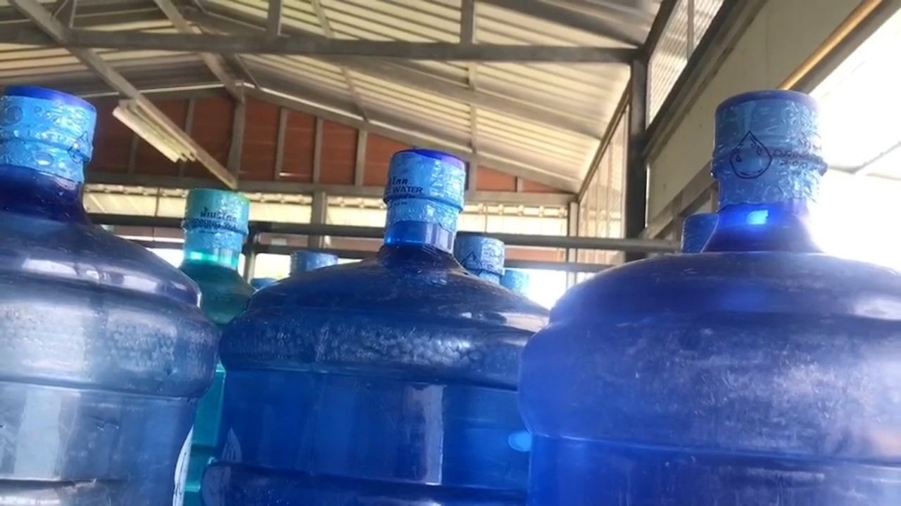 สุรินทร์ โรงผลิตน้ำดื่ม แบกต้นทุนน้ำมันไม่ไหว จ่อขึ้นราคา 15 บาท วอนภาครัฐเร่งแก้ปัญหา