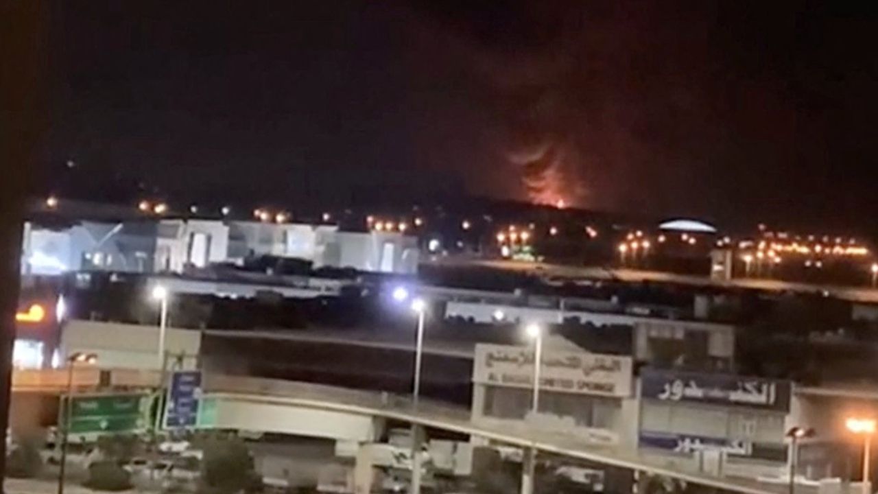 โดรนโจมตีแทงก์เก็บน้ำมันสนามบินคูเวต ทำให้เกิดเพลิงไหม้รุนแรง