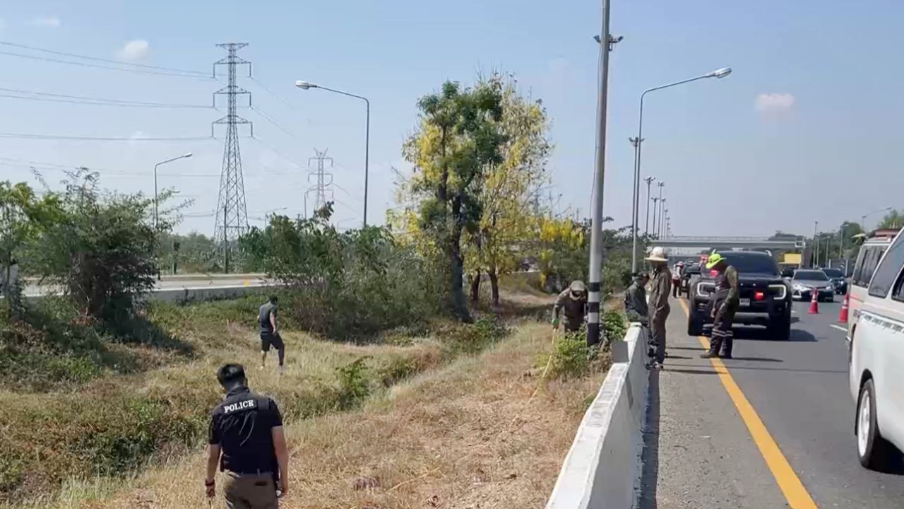 สะพรึงพบศพ 2 วัยรุ่นโผล่เกาะกลางถนน เสียชีวิตไม่ต่ำกว่า 2 วัน กู้ภัยวนหาหลายรอบไม่เจอ