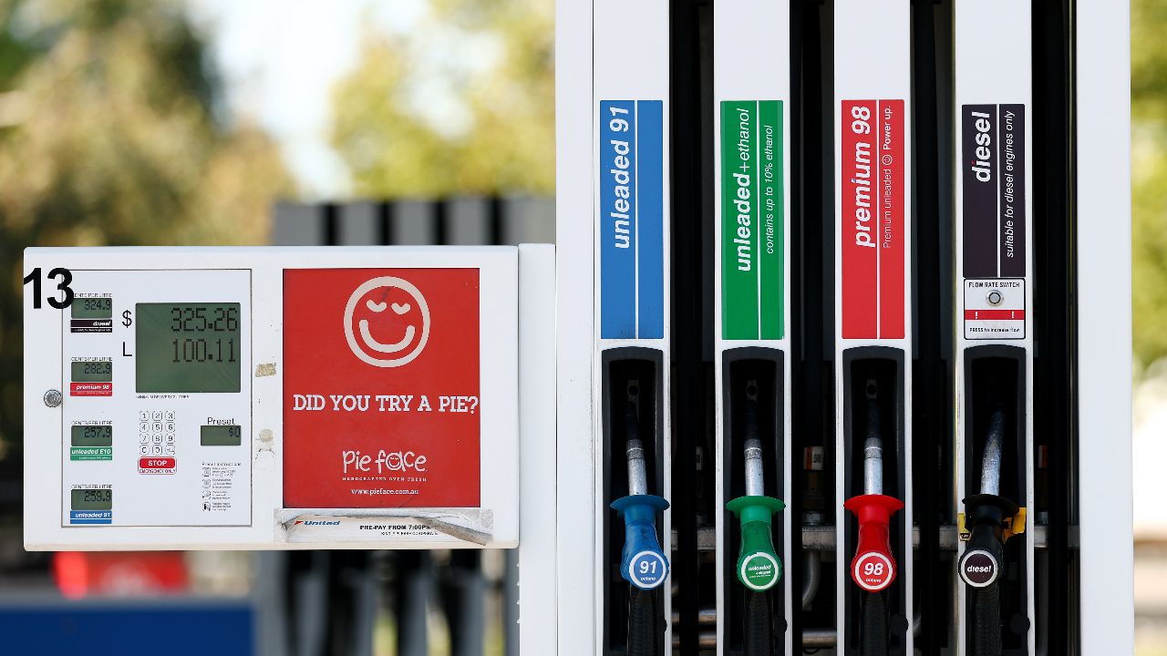 ออสเตรเลียเตรียมลดภาษีน้ำมันครึ่งหนึ่งรับมือราคาพุ่ง