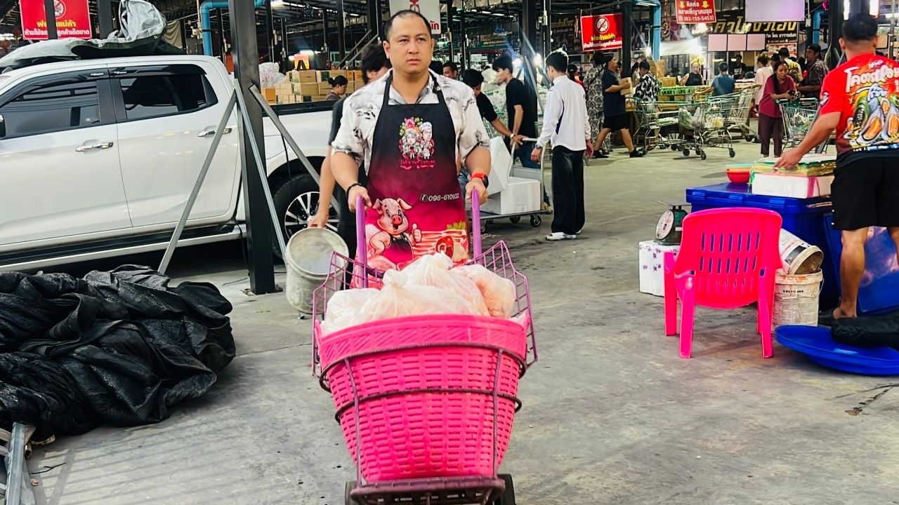 “ผู้กำกับ” ถอดเครื่องแบบตำรวจ เป็นพ่อค้าหมูตลาดสด ยังไม่ขึ้นราคา แม้เจอวิกฤติน้ำมัน