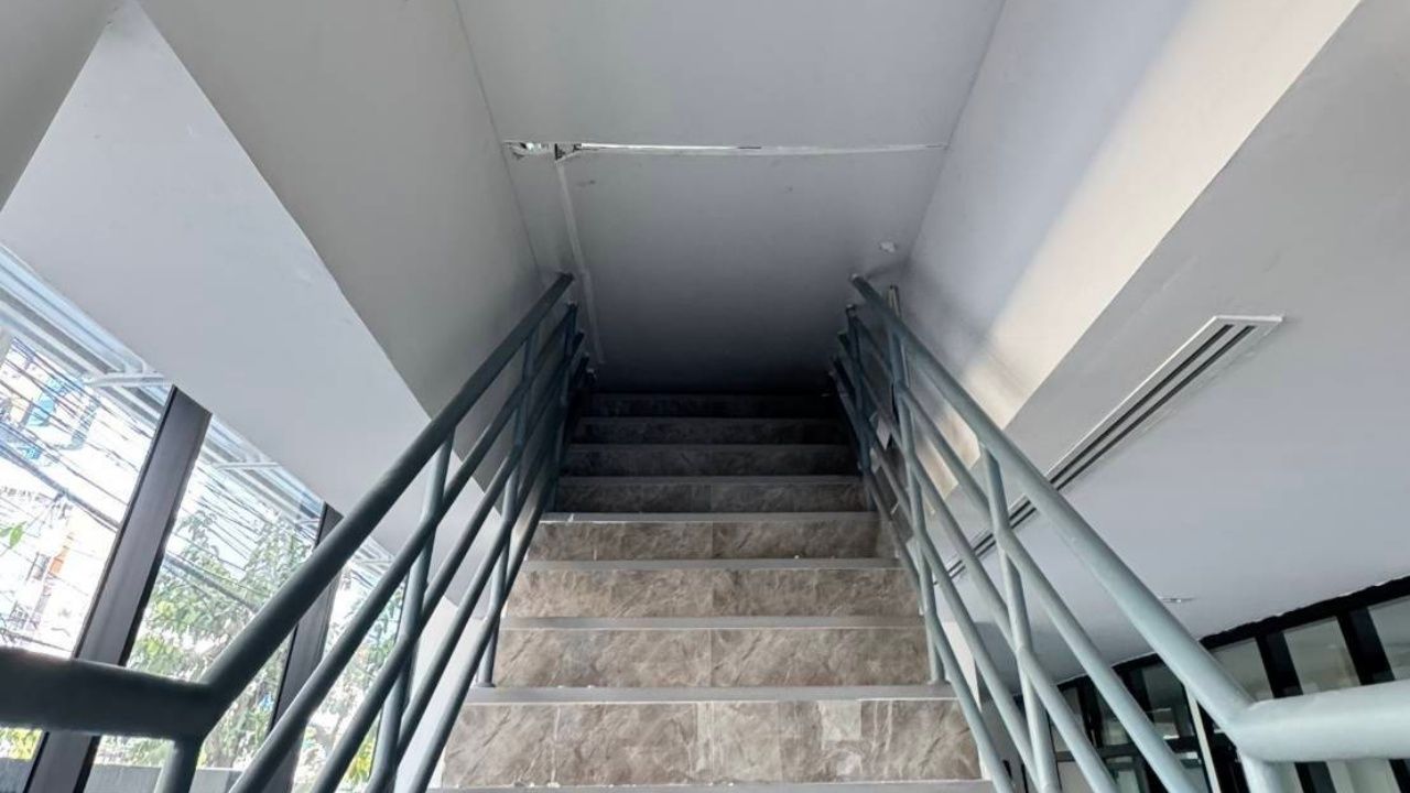 นครบาลชี้แจงกรณีบันไดโรงพัก สน.สุทธิสารยังไม่เปิดให้บริการ