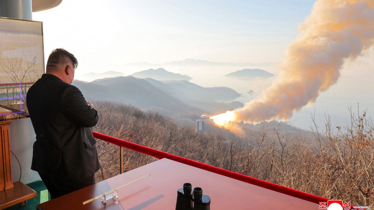 คิม จองอึน ตรวจสอบการทดสอบเครื่องยนต์ขีปนาวุธรุ่นใหม่ เสริมศักยภาพโจมตี