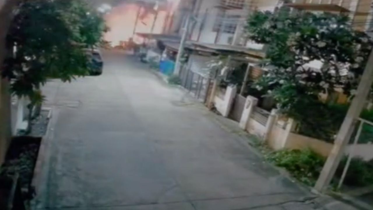 แก๊สระเบิดกลางดึกที่ปทุมธานี บ้านพังยับรวม 8 หลัง