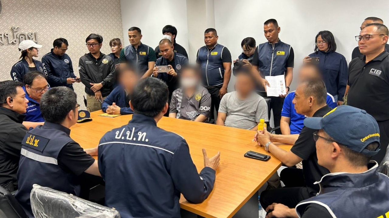 บุกรวบแก๊ง “ปลัดอำเภอ-ลูกจ้าง” ทุจริตออกบัตรให้ต่างด้าว