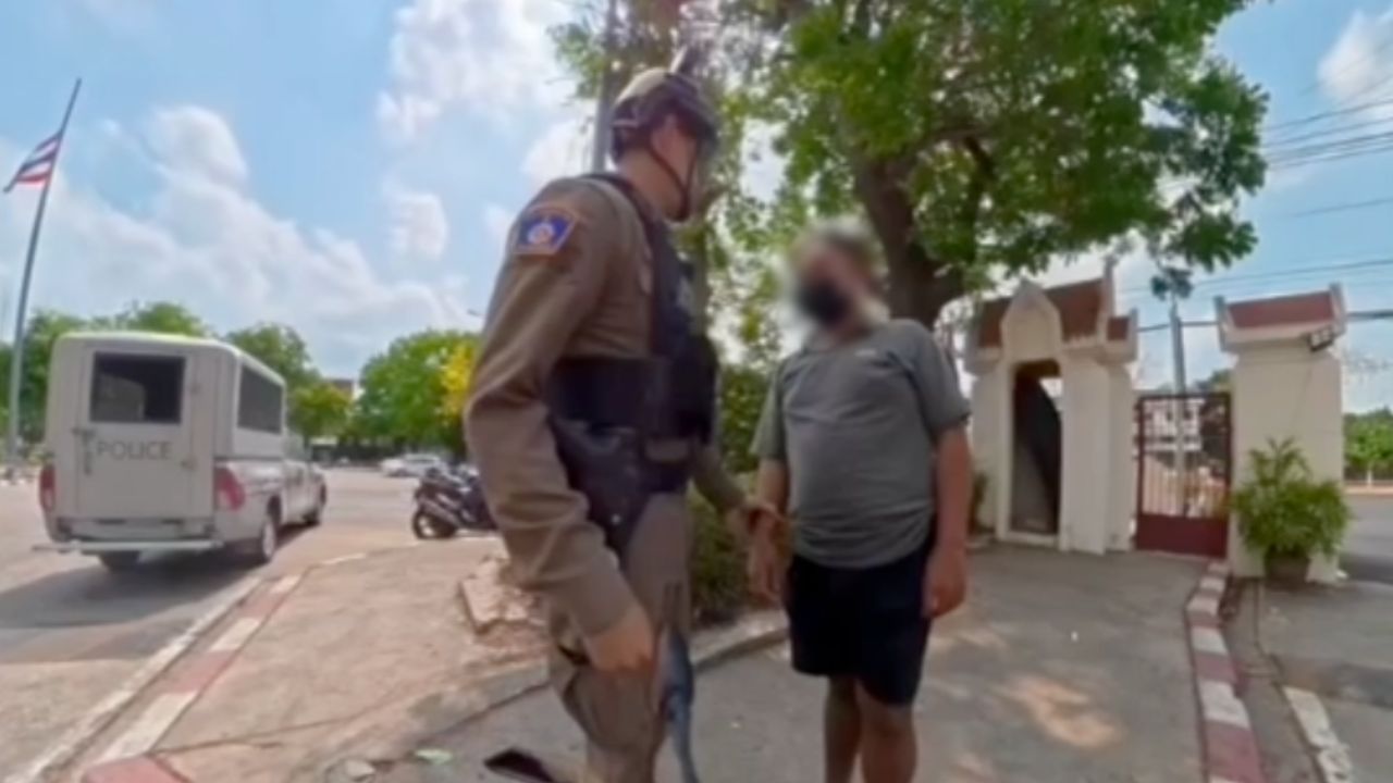 หนุ่มเพิ่งพ้นโทษ อ้างใช้ชีวิตลำบาก ญาติไม่รับ-ไม่มีที่พึ่ง ถือ "ยาบ้า" ไปหาตำรวจ